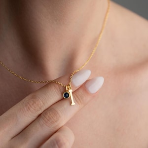 Collar con letra de piedra natal: joyería inicial de oro de 14 quilates para mujer, delicado dije para hermanas, regalos de cumpleaños y Navidad de diciembre, enero y febrero para niñas y adolescentes
