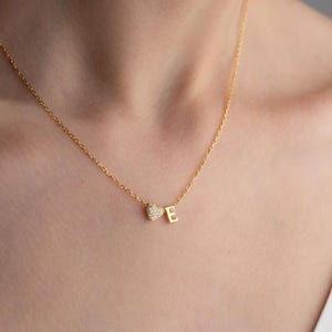 Collar con letra: dije inicial personalizado en oro de 14 quilates, joyería delicada para mujer, colgante de mejor amiga, regalo de cumpleaños y Navidad para mamá e hijos.