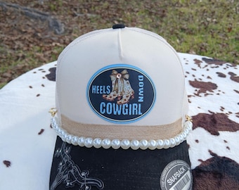 Heels Down Cowgirl &quot;Trucker-Hut mit Perlenakzent - Snapback im Western-Stil.&quot;