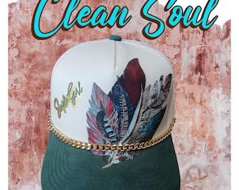 Clean Soul Trucker Hat - Boho Feder-Patch mit Goldketten-Akzent