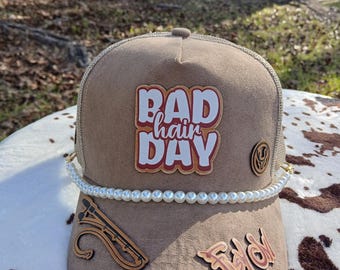 &quot;Bad Hair Day&quot; Trucker Hat mit Perlenakzenten - Spaß und stilvolle Snapback-Cap
