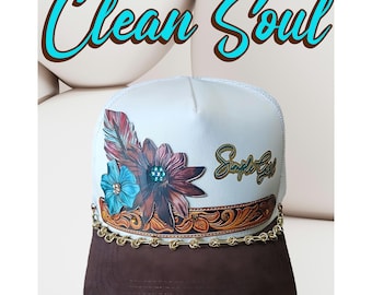 Clean Soul Trucker Hat - Einfaches Mädchen Western Floral mit punziertem Lederdesign