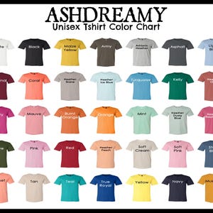 以下が含まれることがあります： 36種類のTシャツの色を示すカラーチャート。チャートは4行9列のグリッドに整理されています。各色は、色名が印刷された小さなTシャツで表されています。