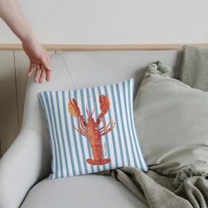 Kussensloop Coastal Lobster – Nautical Red Lobster & Blue Stripes | Decoratie strandhuis