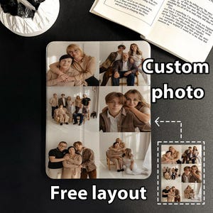 Könnte beinhalten: Ein rechteckiger, individueller Fotocollage mit mehreren Familienfotos in einem Raster angeordnet. Die Wörter "Custom photo" und "Free layout" sind in weißer Schrift dargestellt. Die Collage zeigt verschiedene Familienporträts.