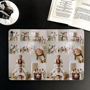 Puede incluir: Una funda blanca y beige para tableta con un collage de fotos familiares. Las fotos muestran a miembros de la familia con camisas blancas y pantalones beige. Un libro y un objeto blanco tambi&eacute;n est&aacute;n sobre una superficie negra.