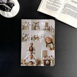 Puede incluir: Un &aacute;lbum de fotos personalizado con un collage de retratos familiares. La portada muestra m&uacute;ltiples im&aacute;genes de personas con camisas blancas y pantalones color caqui, dispuestas en varias poses. El &aacute;lbum es rectangular y parece estar sobre una superficie negra.