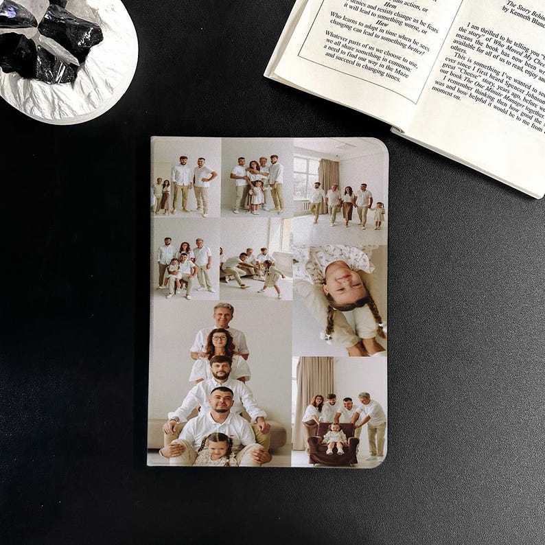 Puede incluir: Un &aacute;lbum de fotos personalizado con un collage de retratos familiares. La portada muestra m&uacute;ltiples im&aacute;genes de personas con camisas blancas y pantalones color caqui, dispuestas en varias poses. El &aacute;lbum es rectangular y parece estar sobre una superficie negra.