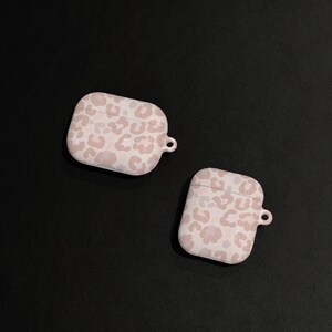 Rosa leopardmönstrat AirPods-fodral: Skyddande hårt plastfodral