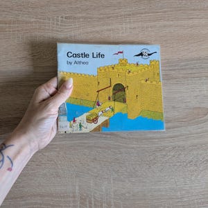 Castle Life de Althea Braithwaite, libro infantil de bolsillo vintage de 1982.