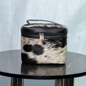 Borsa per il trucco in pelle di mucca / scatola da trucco in bianco e nero, scatola per il trucco fatta a mano per la sua addio al nubilato, borsa per cosmetici