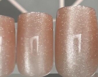 Ongles effet oeil de chat nude champagne | Court carré en velours scintillant | Or rose élégant