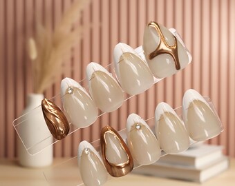 French Tip Press On Nails | Nude, chrome 3D blanc et doré | Amande, moyenne