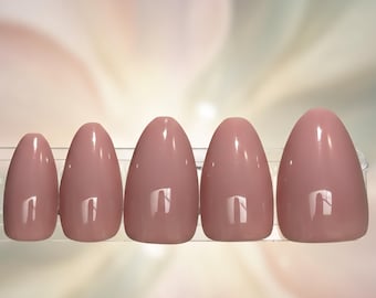 Presse brillante nude sur ongles | Set de manucure rond rose pâle