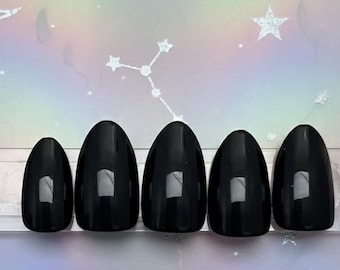 Ongles à presser noir brillant amande | Couleur unie | Manucure classique | Gothique