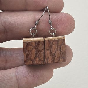 Op de afbeelding: Een set van drie keramische mokken met een gespikkelde, matte afwerking. De mokken zijn in crème, lichtgrijs en donkergrijs. Elke mok heeft een eenvoudig, minimalistisch ontwerp, perfect voor koffie of thee.