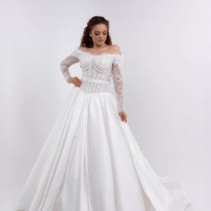 Abito da sposa con spalle scoperte e lacci, abito da sposa con corsetto, abito da sposa lungo bianco sporco, abito da sposa a maniche lunghe, abito da sposa con corsetto e fiocco sulla schiena