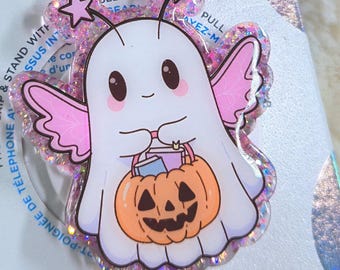 Op de afbeelding: Een PopSockets PopGrip met een cartoon spook, met een pompoen en roze vleugels. De PopGrip zit op een witte achtergrond met het woord "POPSOCKETS". Het is een telefoonhouder en standaard.