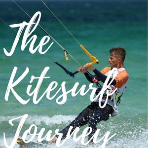 Op de afbeelding: Een persoon kitesurft op een turquoise zee met witte koppen. De tekst "The Kitesurf Journey" is over de afbeelding gelegd. De tekst "Mastering the Wind and Waves - A Complete Guide to Kitesurfing" staat onderaan de afbeelding.