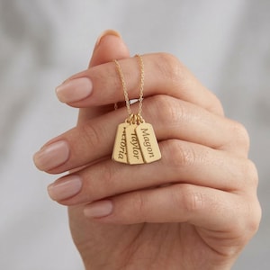 Peut inclure: Ensemble de trois tasses en céramique avec une finition mate et mouchetée. Les tasses sont de couleur crème, gris clair et gris foncé. Chaque tasse a un design simple et minimaliste.