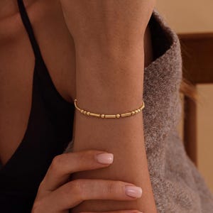 Personalisiertes Morsecode-Armband, zierliches goldenes Morsecode-Armband, Schmuck mit individueller Geheimbotschaft, Morsecode-Schmuck, Morsecode-Namensarmband