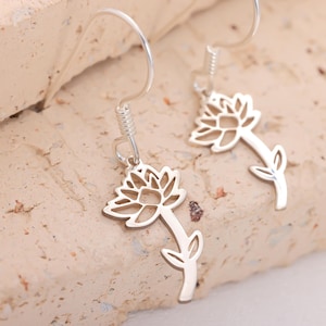 Personalized Birth Flower Earring, Dangle Birth Flower Earring, Birth Month Flower Earring, Floral Jewelry, Birth Flower Gift, Gift For Her