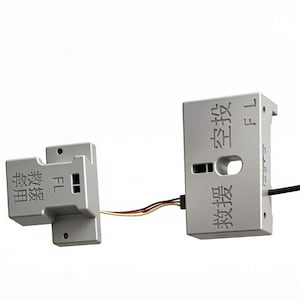 Puede incluir: Dos componentes electrónicos rectangulares plateados conectados por cables. Los componentes tienen el texto "FL" y caracteres chinos. Uno tiene el texto "救援 空投" y el otro "救援 用".