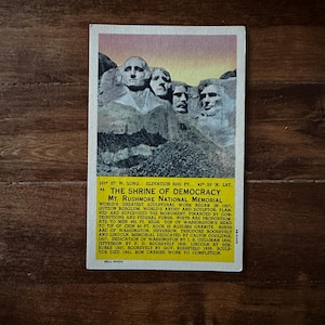 postale vintage du mont Rushmore | Texte jaune vif et dégradé | Américaine Mid-Century