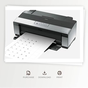 Pode incluir: Uma impressora Epson preta e prateada com uma bandeja de papel alimentando uma folha branca com uma grade de calend&aacute;rio mensal impressa. Abaixo da impressora, h&aacute; tr&ecirc;s &iacute;cones rotulados como PURCHASE, DOWNLOAD e PRINT.
