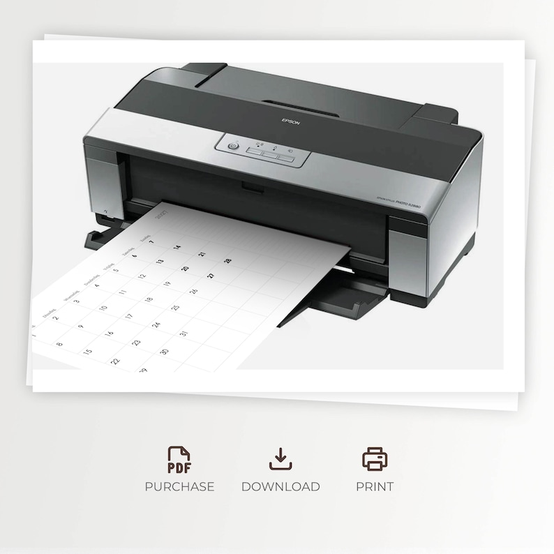 Pode incluir: Uma impressora Epson preta e prateada com uma bandeja de papel alimentando uma folha branca com uma grade de calend&aacute;rio mensal impressa. Abaixo da impressora, h&aacute; tr&ecirc;s &iacute;cones rotulados como PURCHASE, DOWNLOAD e PRINT.
