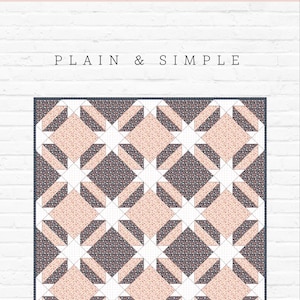 Peut inclure: Un modèle de courtepointe appelé "Plain & Simple" avec un motif géométrique alternant des carrés roses et gris. Le modèle est de Gigi's Thimble quilt patterns.