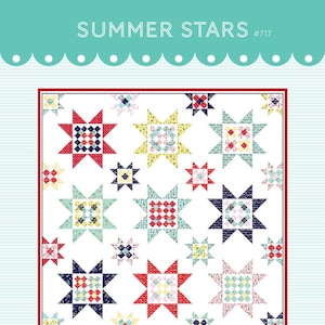 以下が含まれることがあります： Gigi's ThimbleによるSUMMER STARS #717というタイトルのキルトパターン。白い背景に、赤、ネイビーブルー、黄色、水色の多色星型ブロックがグリッド状に配置されており、それぞれに小さな正方形のパッチワークのディテールが施されています。