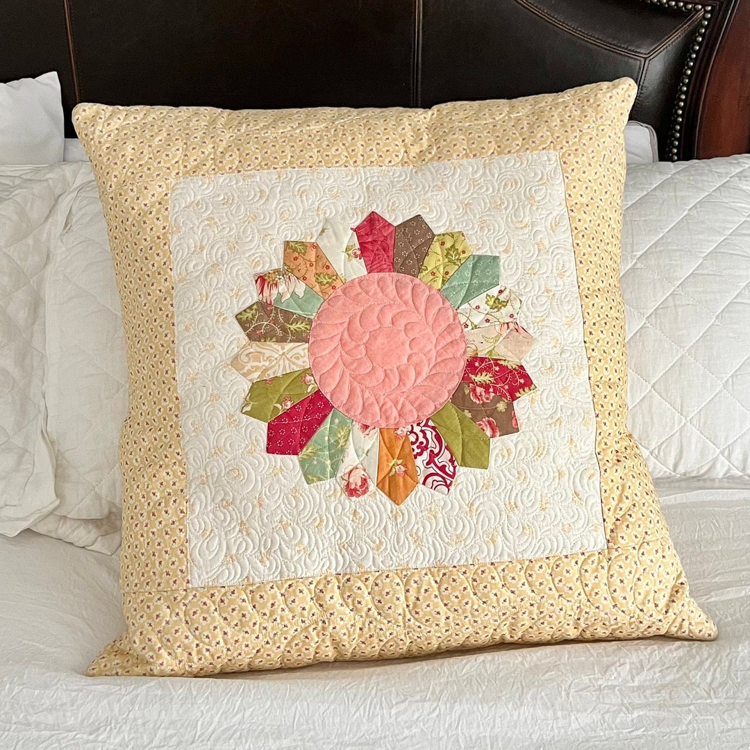 Pecking Petals Quilted Blanket NCU0TL422
