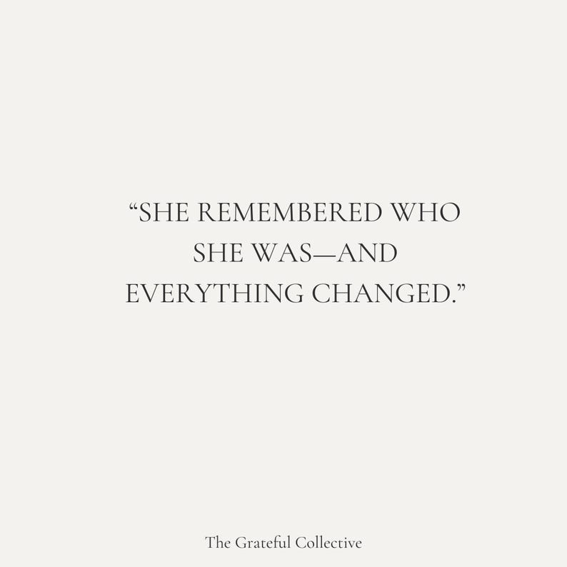 以下が含まれることがあります： クリーム色の背景に、引用句「SHE REMEMBERED WHO SHE WAS&mdash;AND EVERYTHING CHANGED.」がセリフ体で表示されています。テキストは中央に配置されています。「The Grateful Collective」が画像の下部に印刷されています。