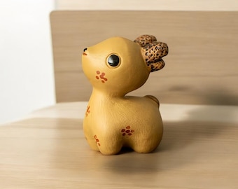 Mascota de té de reno artesanal: figura de cerámica de ciervo de la suerte, decoración de arcilla morada pintada a mano para la ceremonia del té, regalo perfecto para los amantes del té.