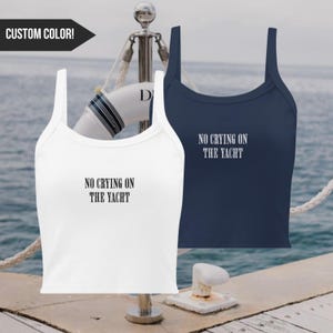 No Crying On The Yacht Geborduurde tanktop bijgesneden grappige aangepaste geribbelde tanktop Damesjacht Y2K Esthetische crop top Bachelorette-tanktop aangepast