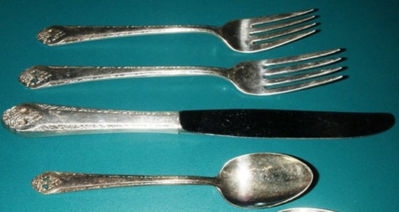 International Holmes /& Edwards Lovely Lady Dinner Fork 7 3//4/" Silverplate 1937