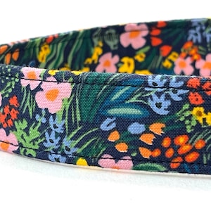 Rifle Paper Co. Collar para Perro - Breezy Meadow Flowers Azul Oscuro