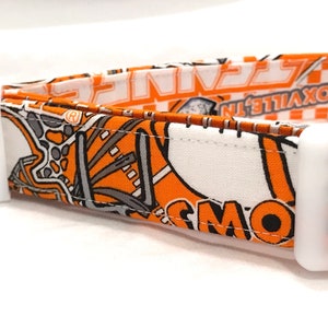 Puede incluir: Collar de perro naranja y blanco con un estampado gr&aacute;fico de las palabras "Knoxville" y "Smoky Mountains". El collar tiene una hebilla blanca.