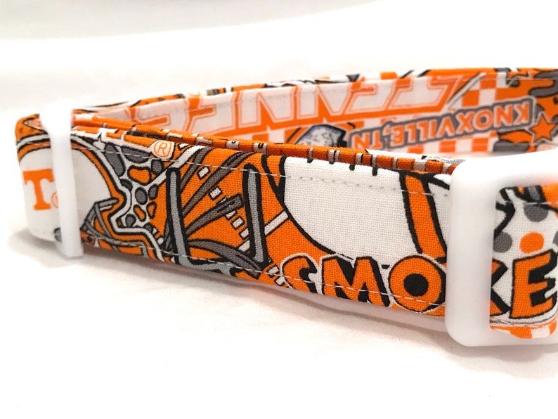 Puede incluir: Collar de perro naranja y blanco con un estampado gr&aacute;fico de las palabras "Knoxville" y "Smoky Mountains". El collar tiene una hebilla blanca.