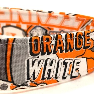 Puede incluir: Tela naranja y blanca con las palabras "ORANGE WHITE" impresas en negro.