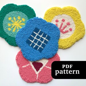 Może przedstawiać: Cztery kolorowe, kwiatowe, teksturowane podkładki. Podkładki są zielone, niebieskie, żółte i różowe, każda z unikalnym wzorem pośrodku. Obraz zawiera tekst "PDF pattern" w czarnym prostokącie.