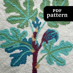 Puede incluir: Primer plano de una alfombra de punto de aguja con un diseño de higuera estilizado. El árbol tiene un tronco rojo, hojas verdes e higos azules. La alfombra está hecha con una variedad de colores y texturas. El texto "PDF pattern" está en la esquina superior derecha de la imagen.