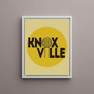 Puede incluir: Un círculo amarillo con una silueta negra del Sunsphere, un hito en Knoxville, Tennessee, y el texto "KNOXVILLE" en negro.