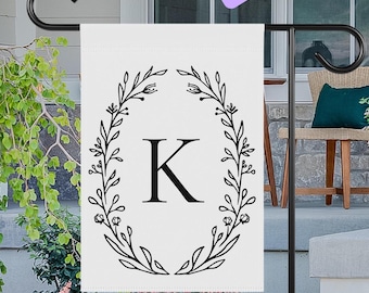 Bandera de jardín con monograma personalizado: diseño de corona floral negra