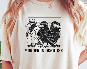 Camiseta de Asesinato disfrazado; camiseta divertida de colores cómodos de cuervo; camiseta gráfica de línea de cuervos de dibujos animados; camiseta humorística con juego de palabras sobre pájaros