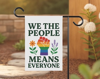 Bandera de jardín "Nosotros, el pueblo, somos todos": decoración con activismo inclusivo