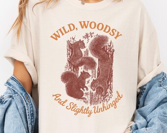 Camiseta con un toque de bosque salvaje y un poco desquiciado; divertida camiseta con animales del bosque; camiseta Comfort Colors® Nature con gráfico de ardilla; divertida camiseta para amantes de la naturaleza.
