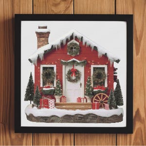 Könnte beinhalten: Ein rotes Weihnachtshäuschen mit weißen Verzierungen und Schnee auf dem Dach. Das Häuschen hat eine weiße Tür mit einem Kranz, zwei Fenster mit Kränzen und einen Schornstein. Vor dem Häuschen stehen Weihnachtsbäume und Geschenke.