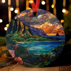 Adorno de vitral estilo Kualoa Ranch, Oahu / Adorno navideño con montañas Koolau de Hawái y sombrero chino / Recuerdo de viaje tropical